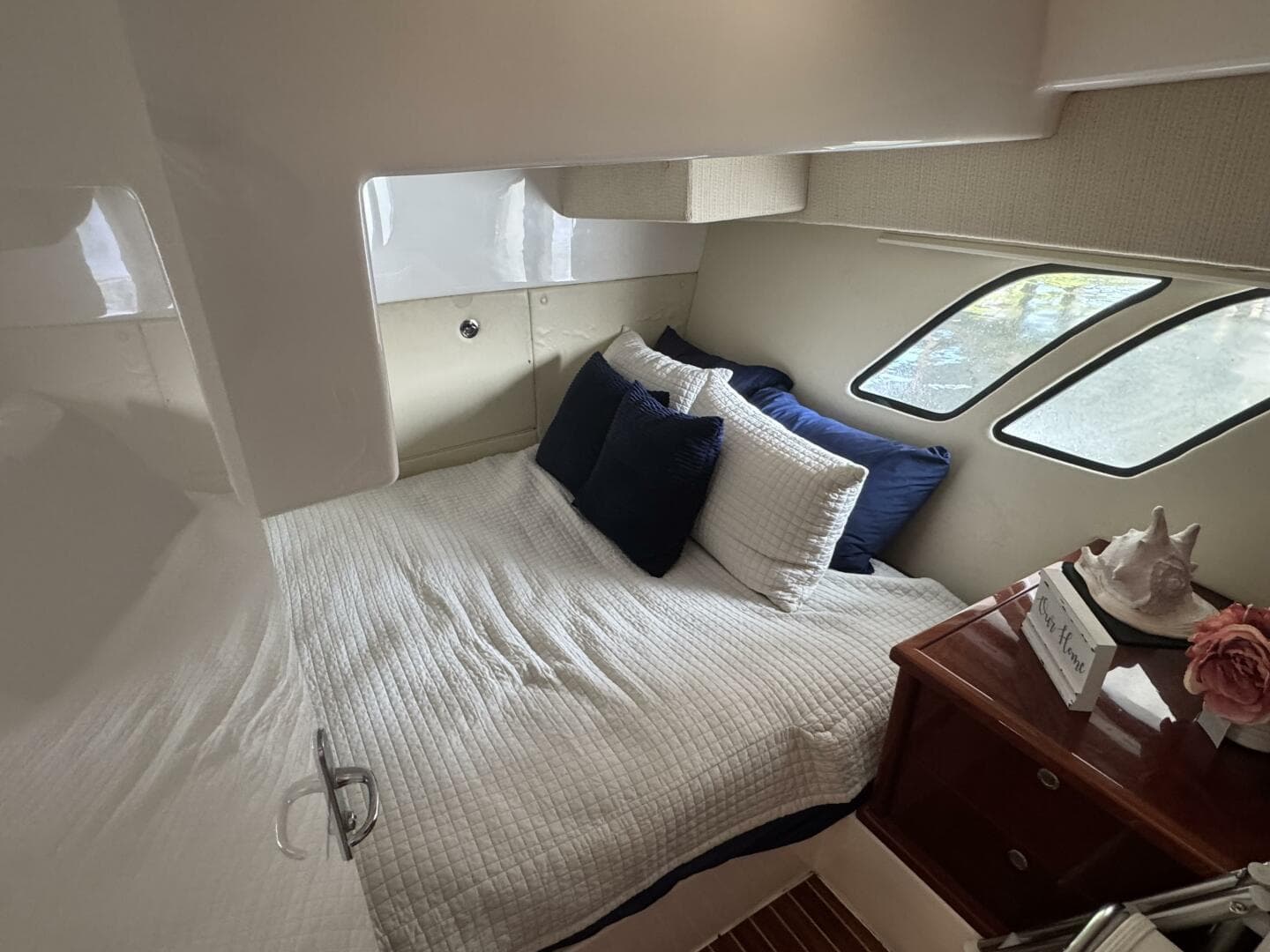 2012 Intrepid 475 Sport Yacht Wheel House — photo 44