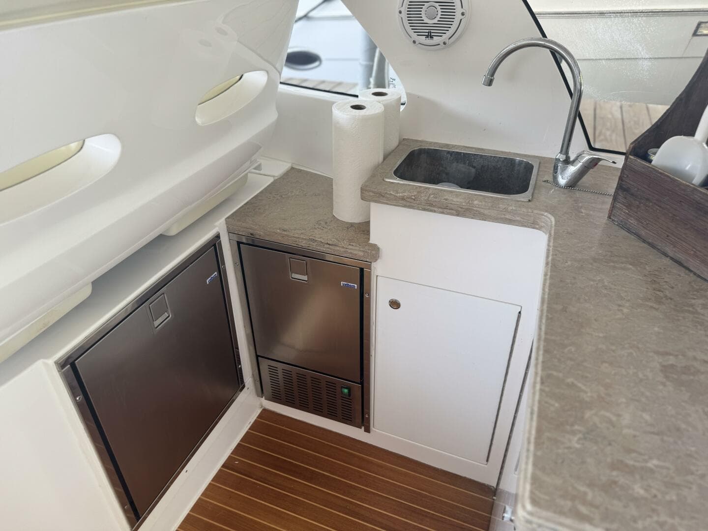 2012 Intrepid 475 Sport Yacht Wheel House — photo 31