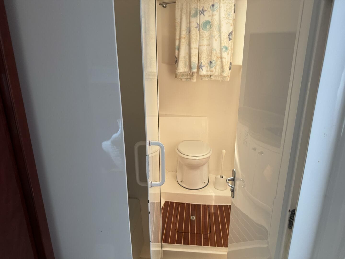 2012 Intrepid 475 Sport Yacht Wheel House — photo 47