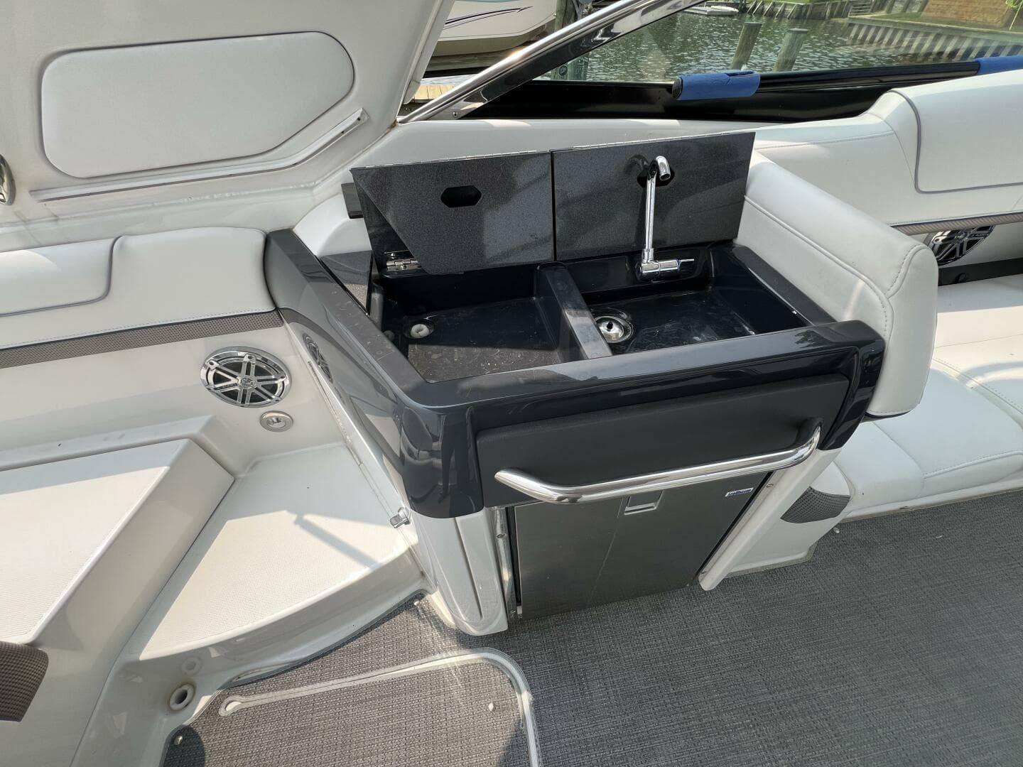 2016 Formula 310 Bowrider — photo 17