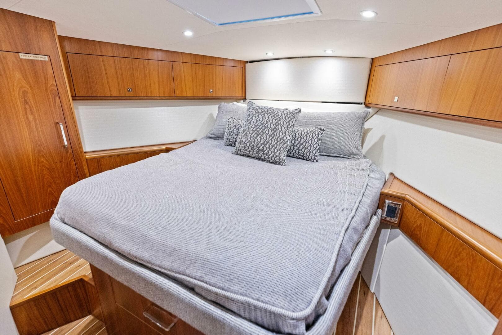 2016 Hatteras — photo 76