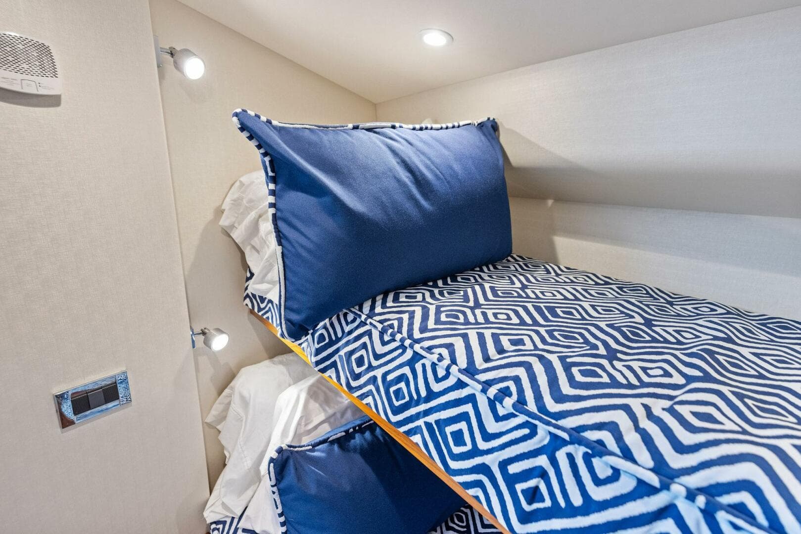 2016 Hatteras — photo 63