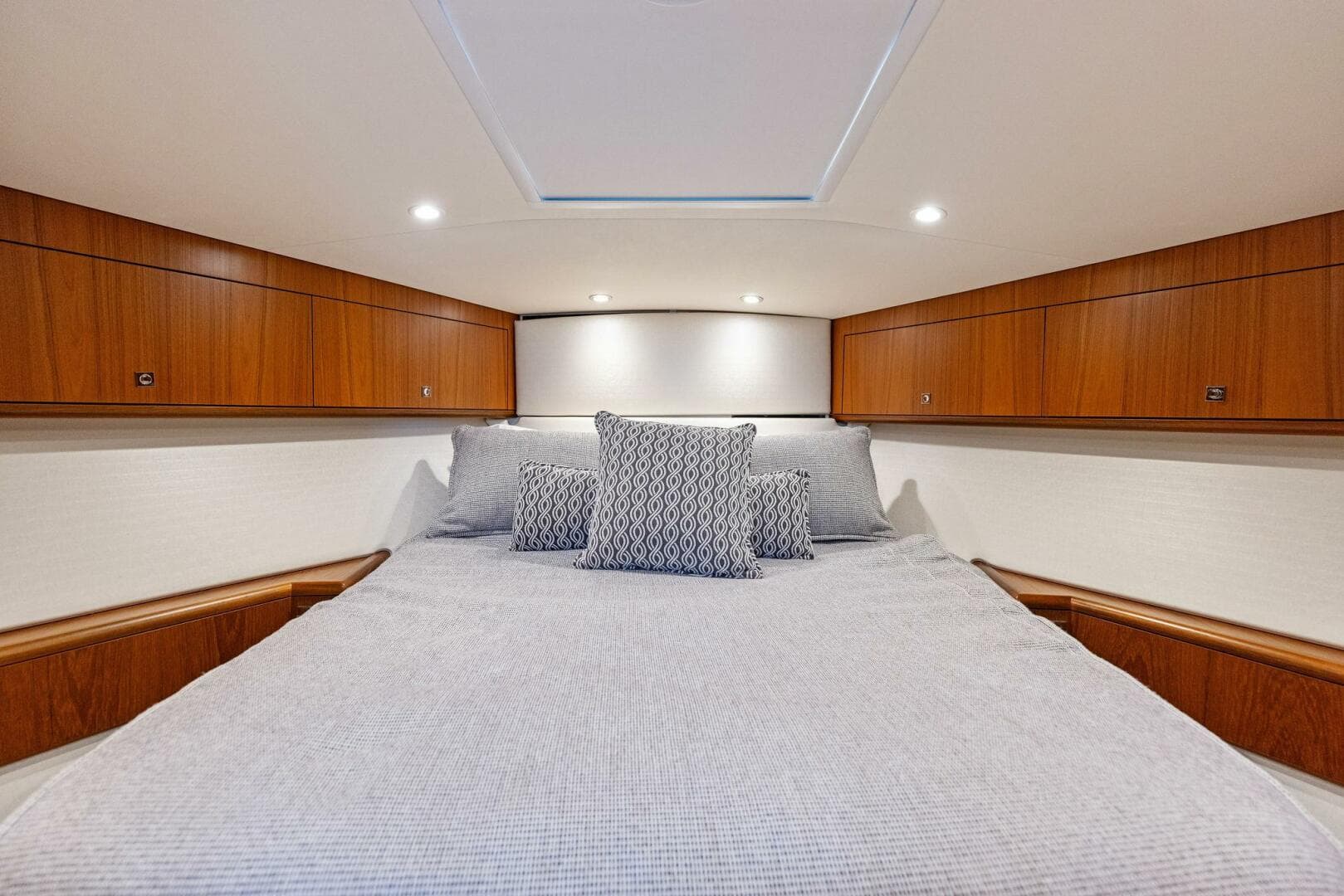 2016 Hatteras — photo 79