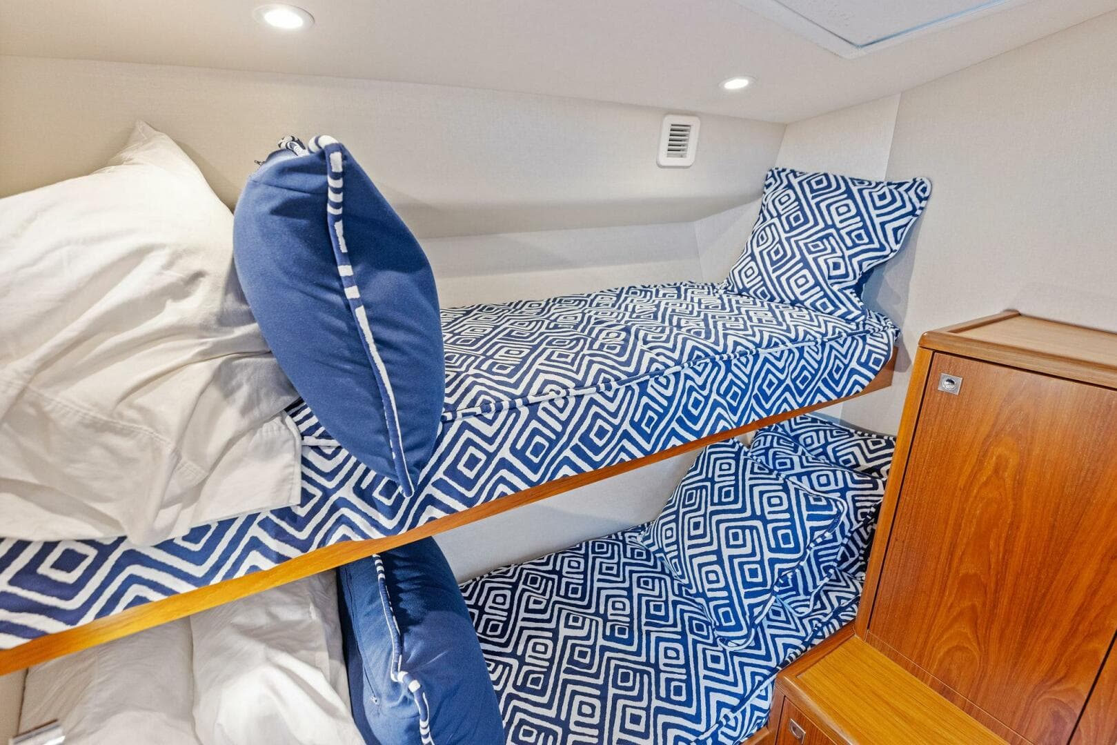 2016 Hatteras — photo 60