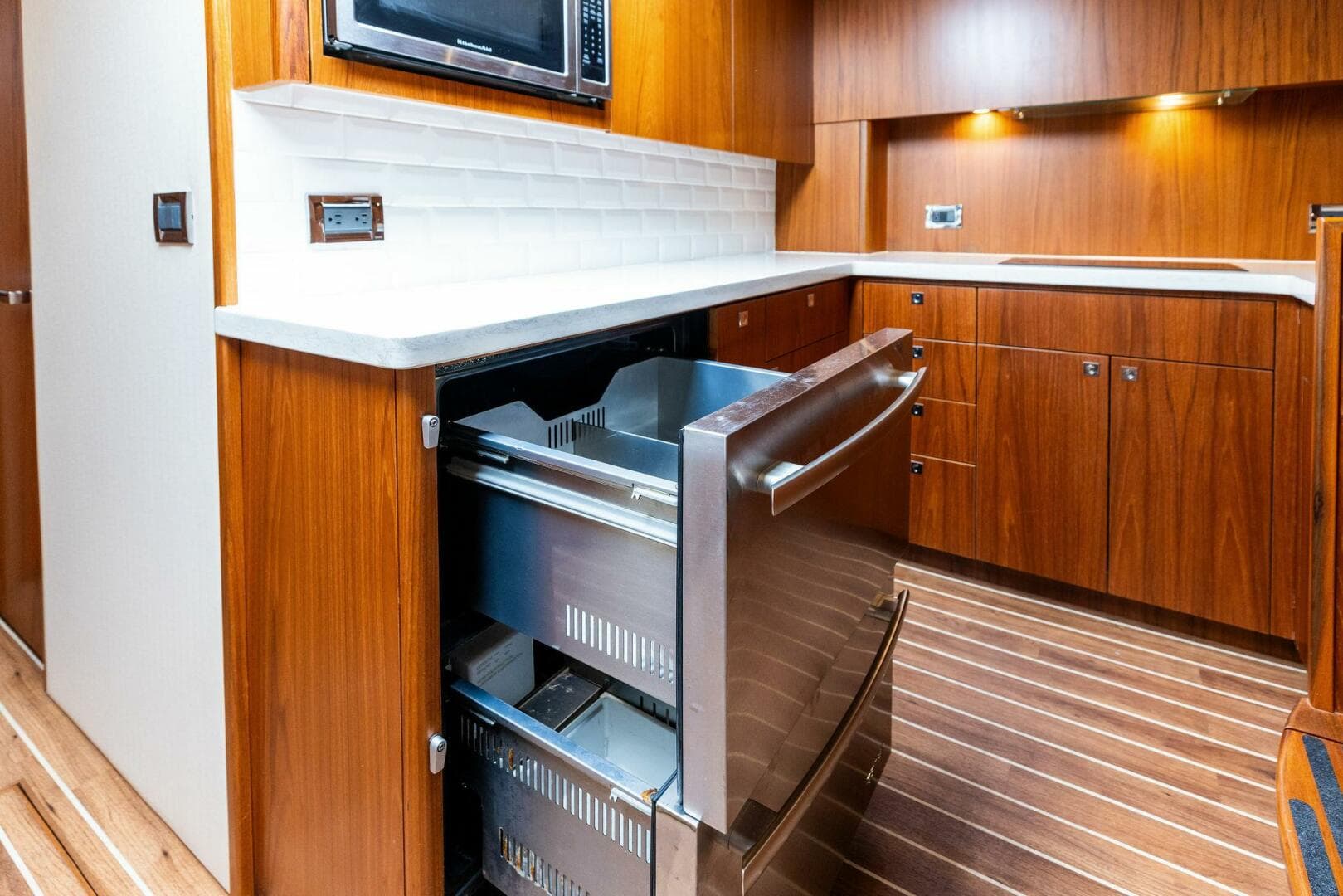 2016 Hatteras — photo 75