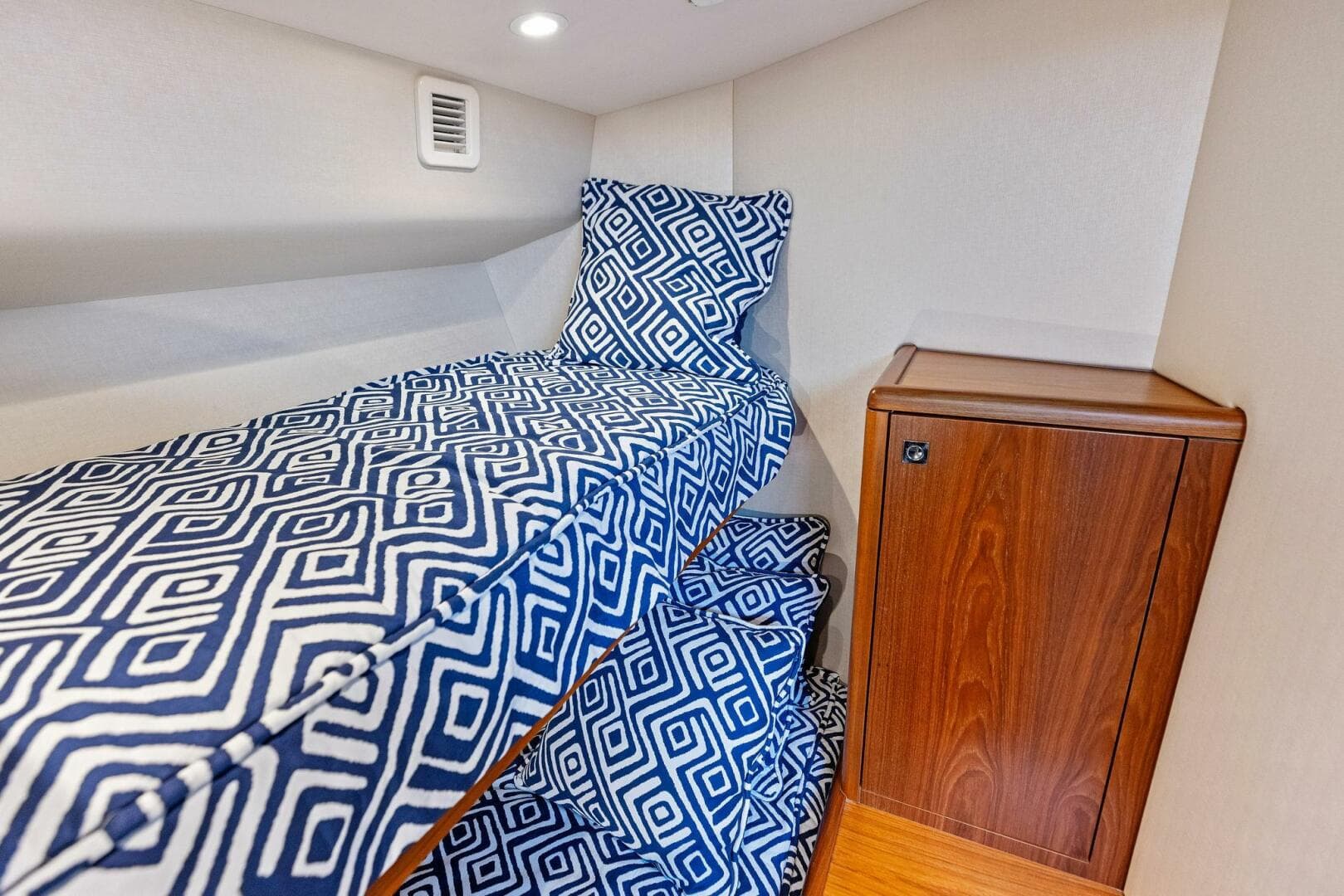 2016 Hatteras — photo 62