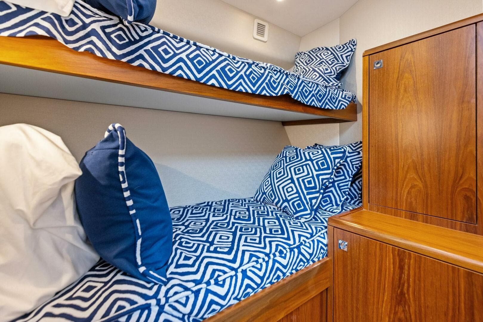 2016 Hatteras — photo 61