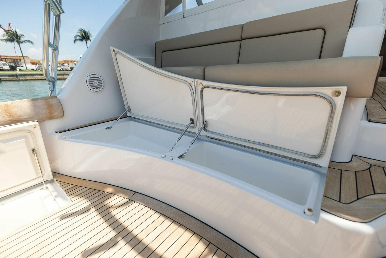 2016 Hatteras — photo 32