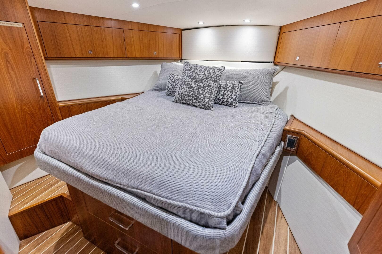 2016 Hatteras — photo 77