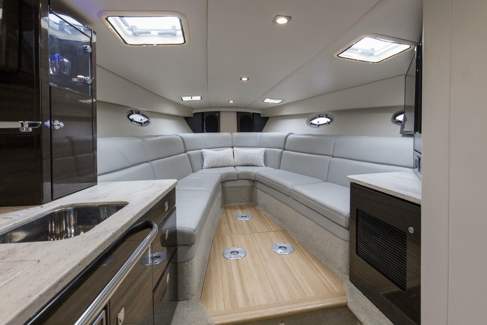 2017 Formula 370 Super Sport — photo 8