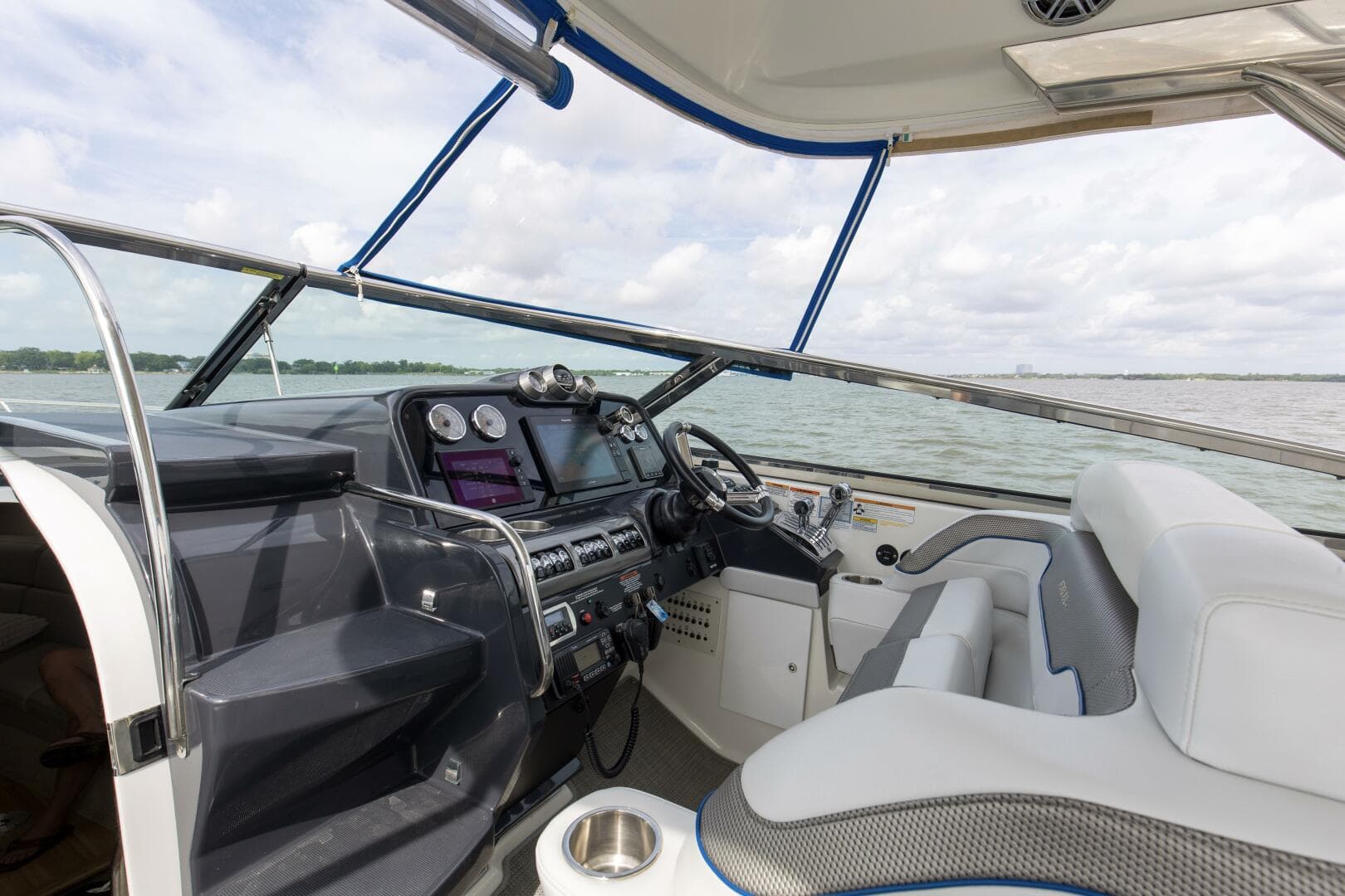 2017 Formula 370 Super Sport — photo 12