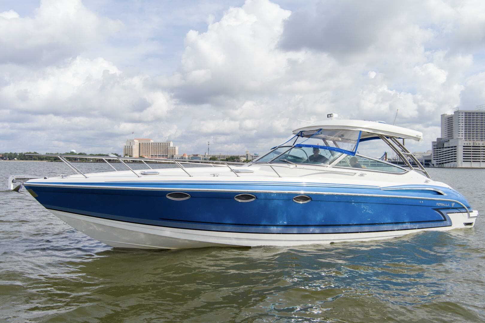 2017 Formula 370 Super Sport — photo 22