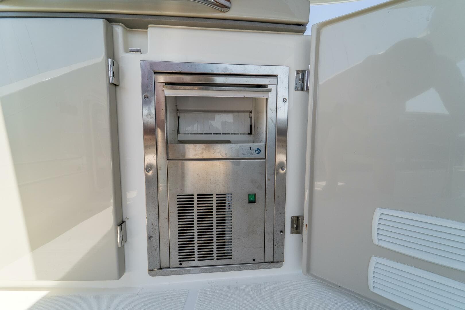 2023 Absolute 62 Fly — photo 26