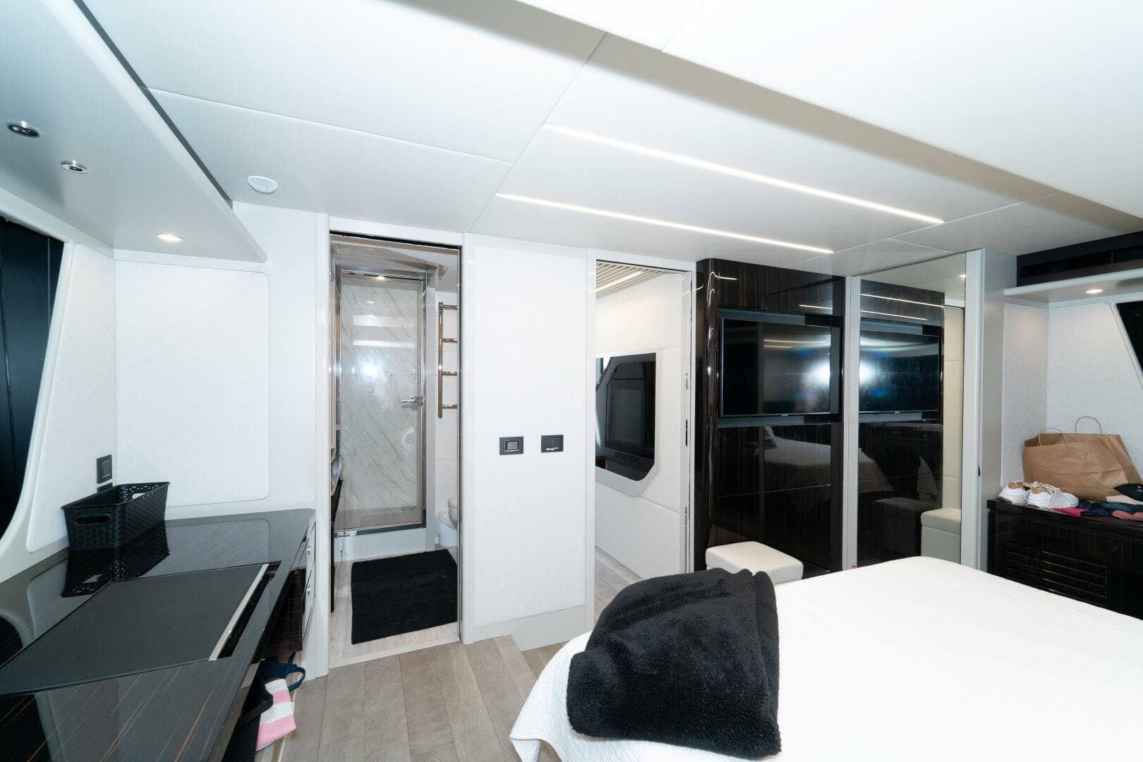 2023 Absolute 62 Fly — photo 37