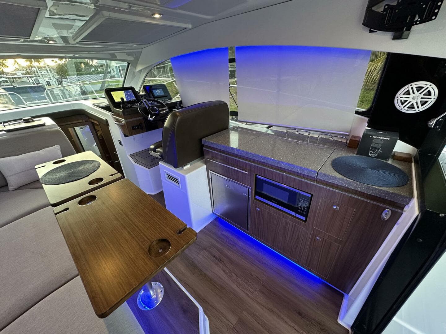 2020 Four Winns Vista 355 Coupe — photo 25