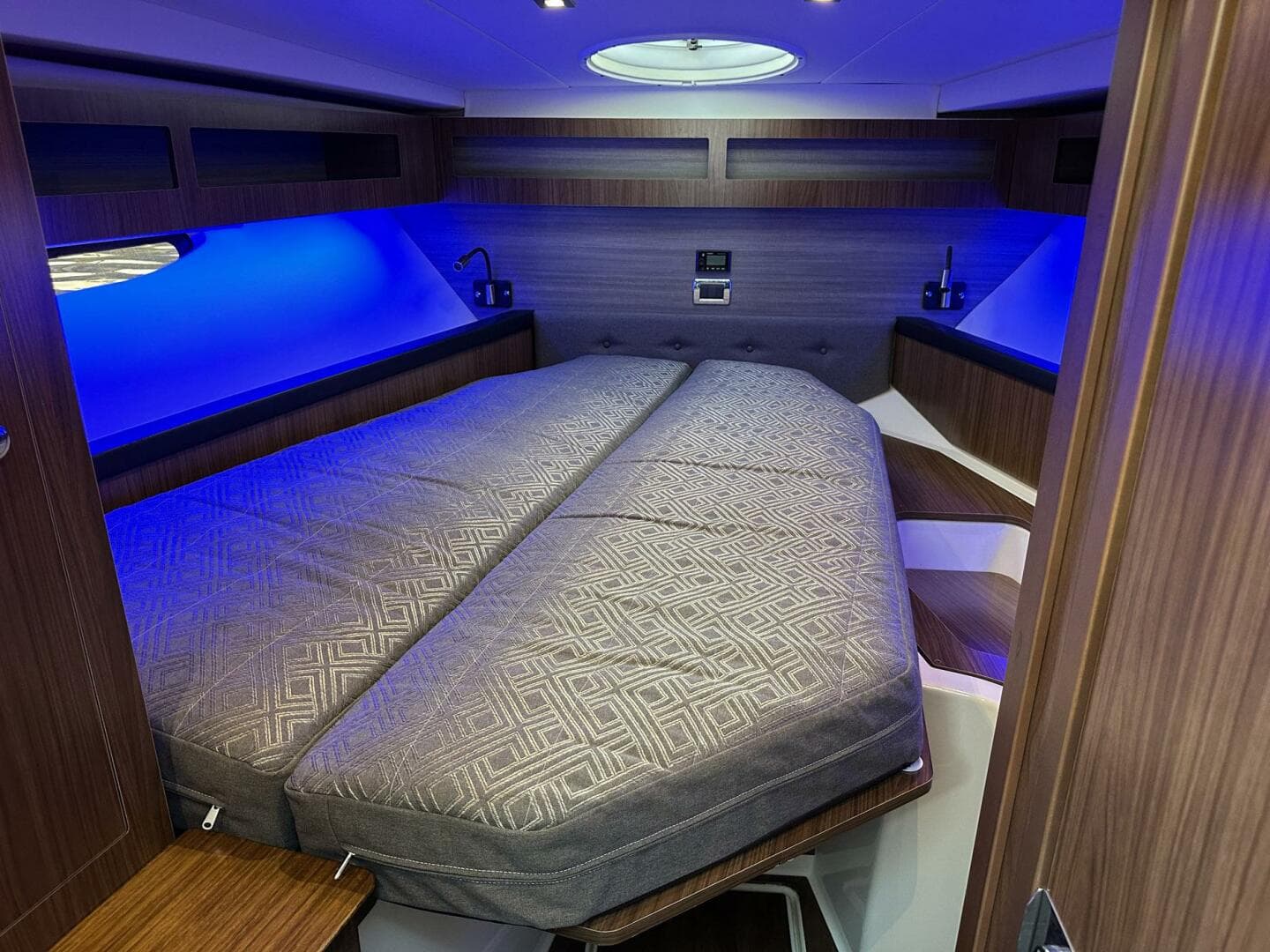 2020 Four Winns Vista 355 Coupe — photo 15