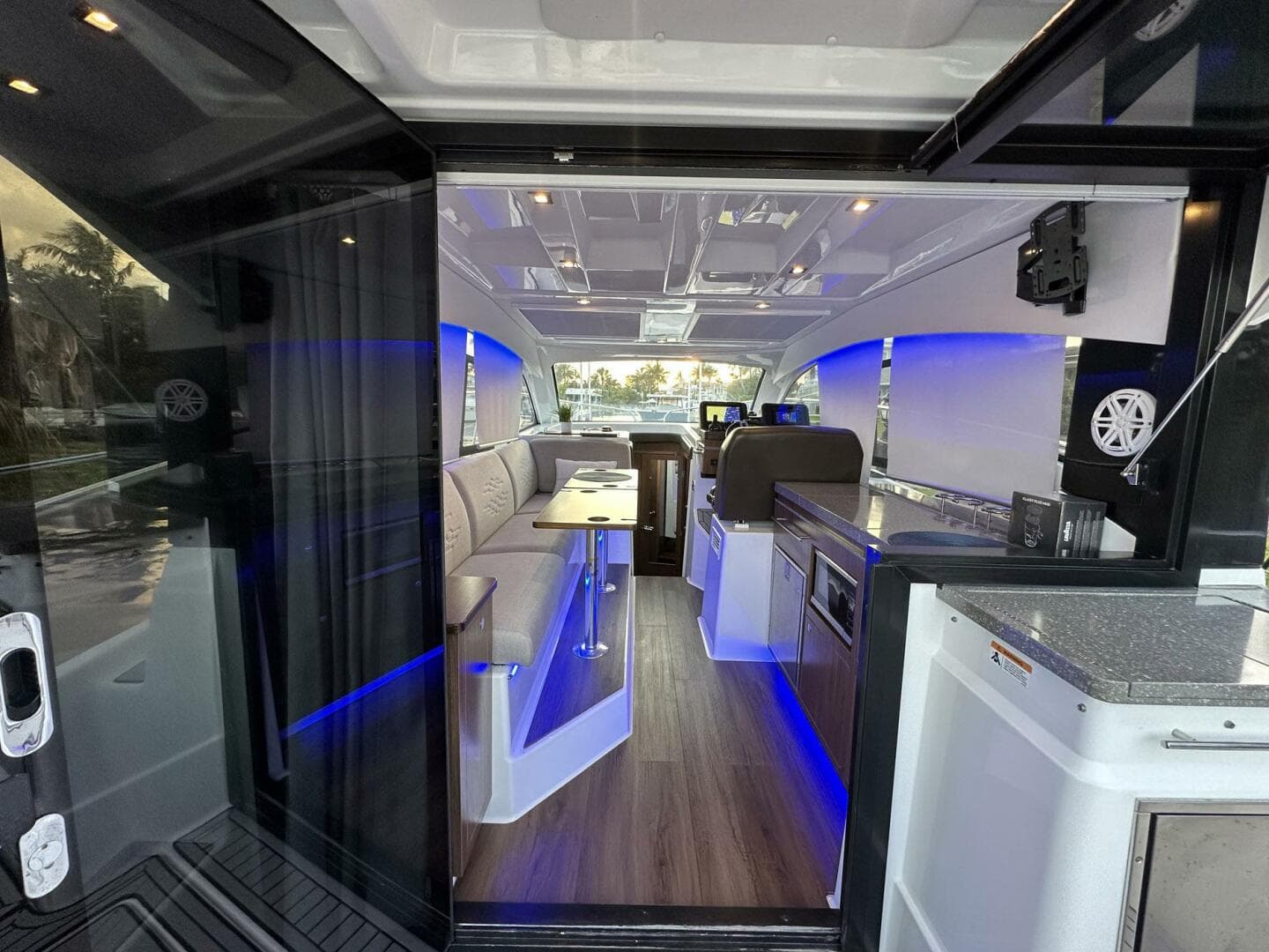 2020 Four Winns Vista 355 Coupe — photo 23