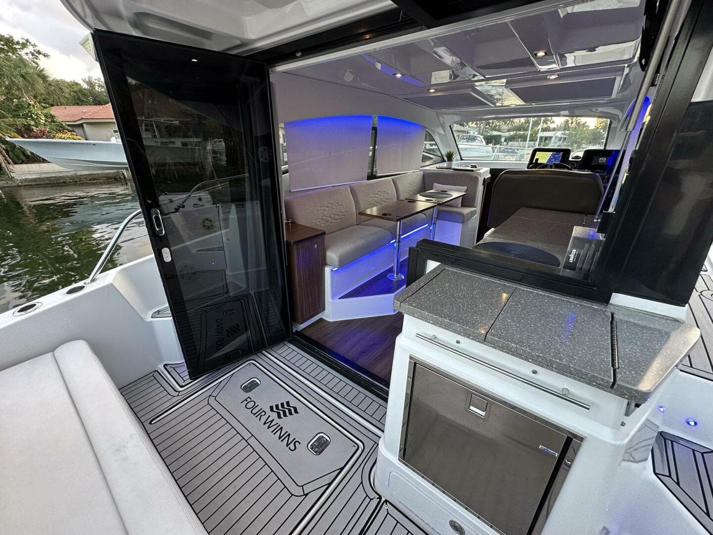 2020 Four Winns Vista 355 Coupe — photo 22