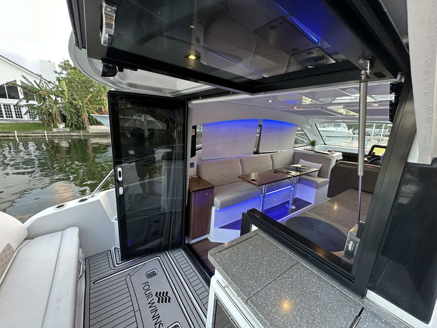 2020 Four Winns Vista 355 Coupe — photo 29