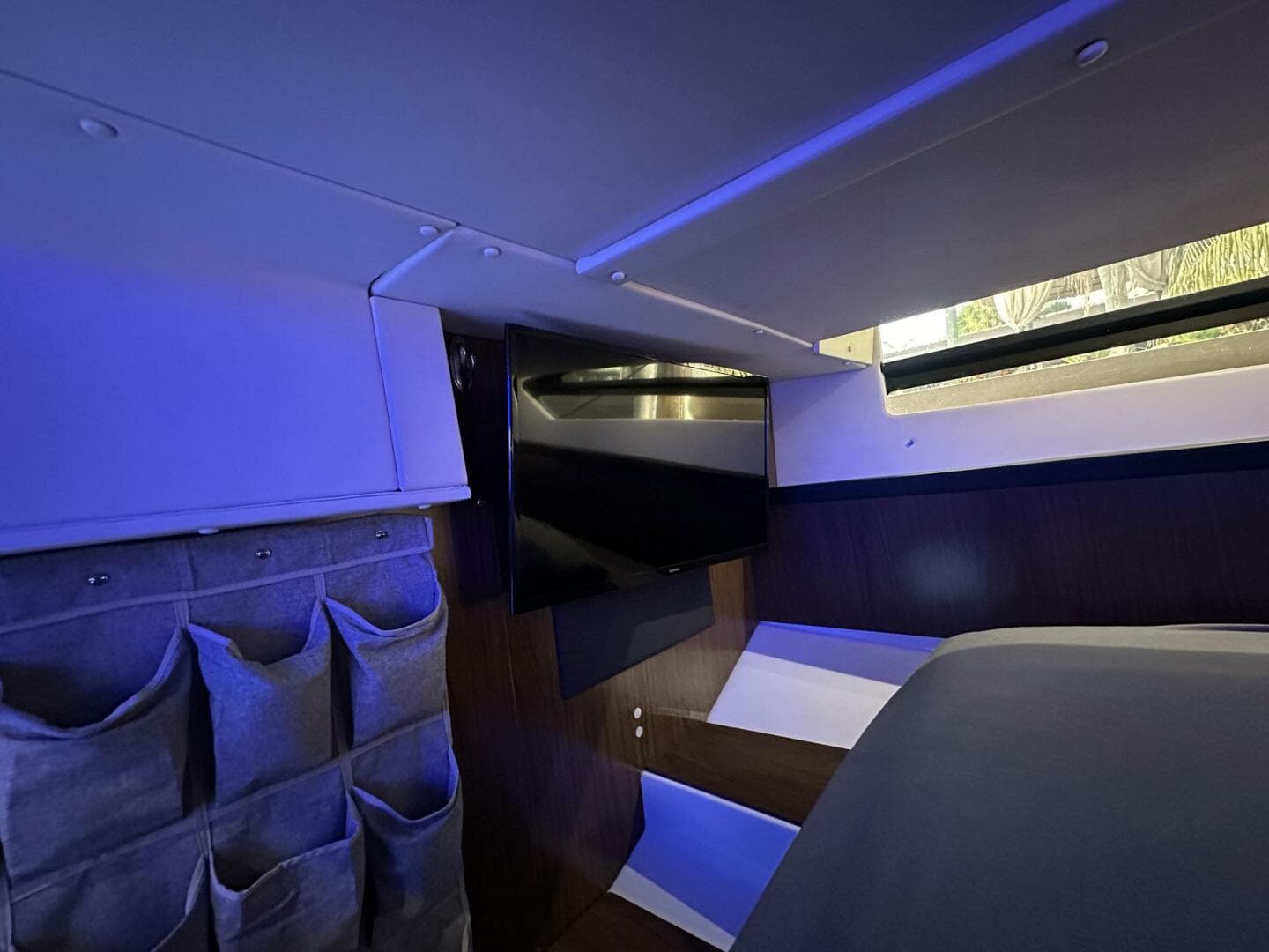 2020 Four Winns Vista 355 Coupe — photo 17