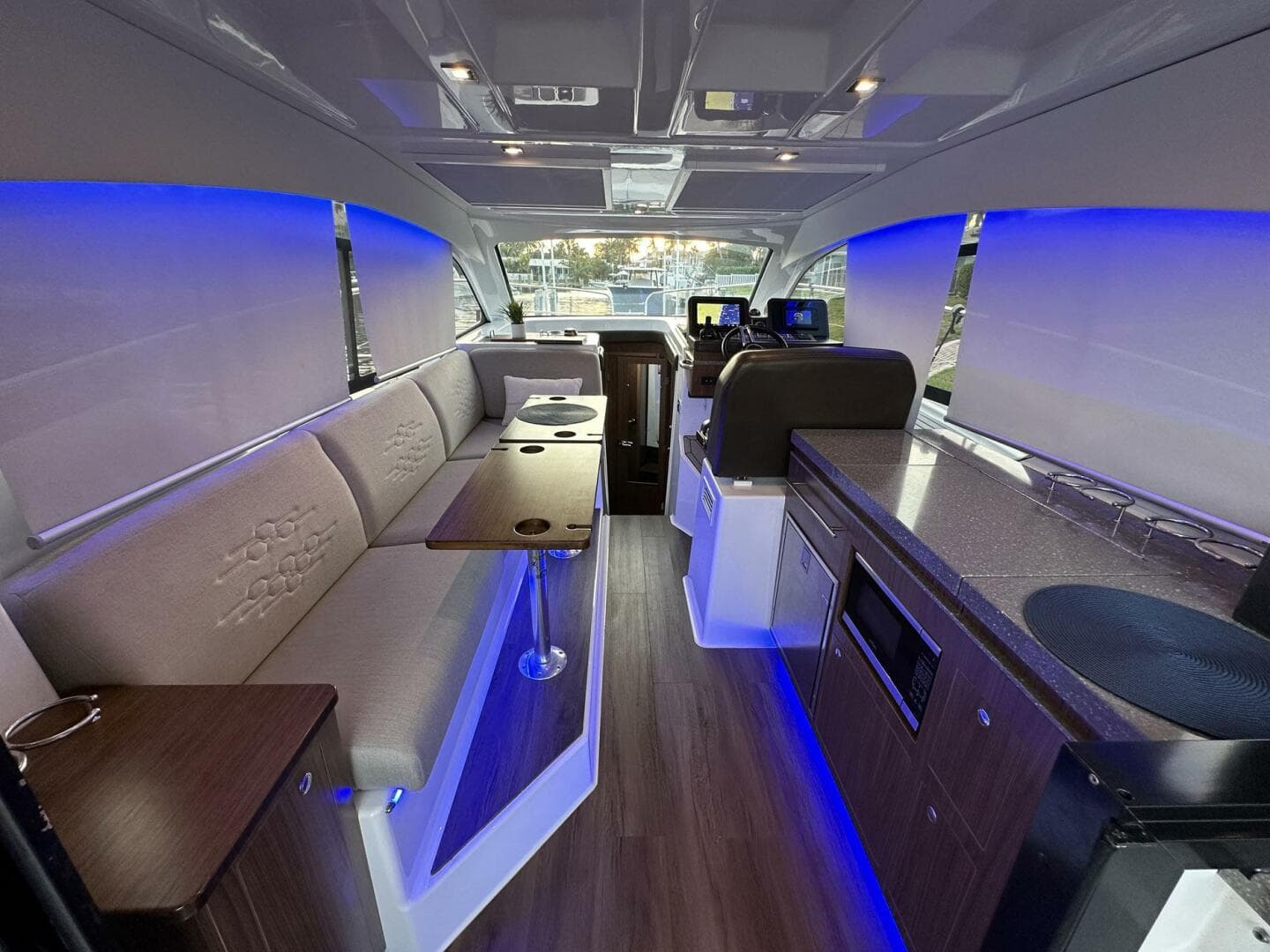 2020 Four Winns Vista 355 Coupe — photo 24