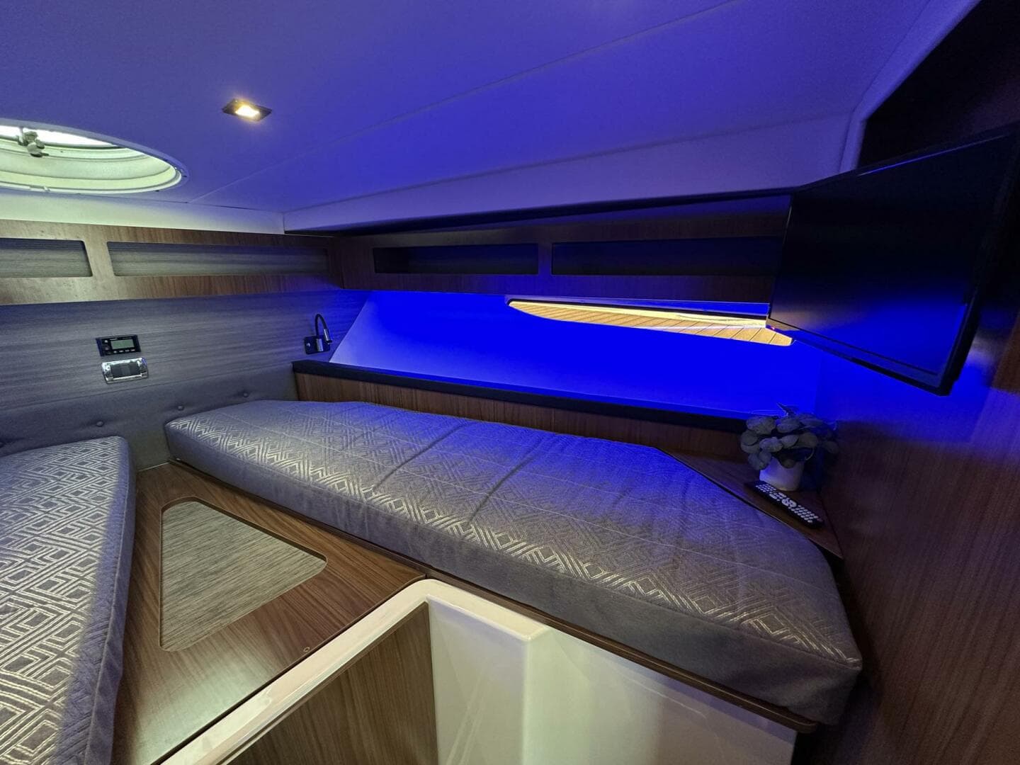 2020 Four Winns Vista 355 Coupe — photo 14