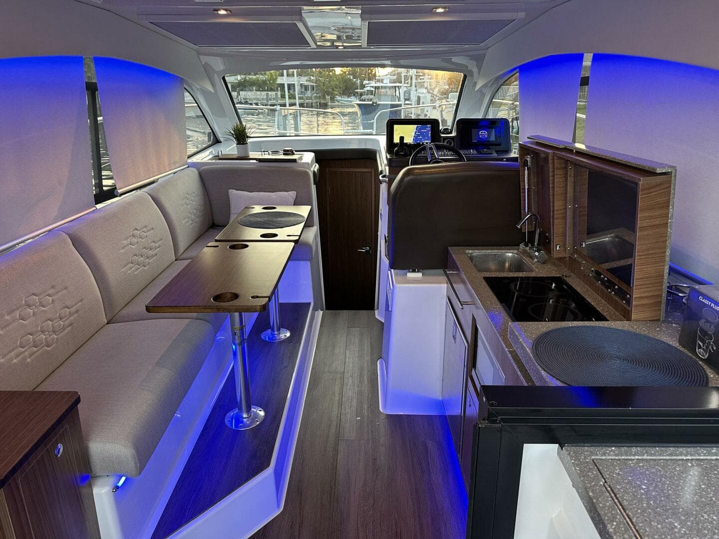 2020 Four Winns Vista 355 Coupe — photo 31