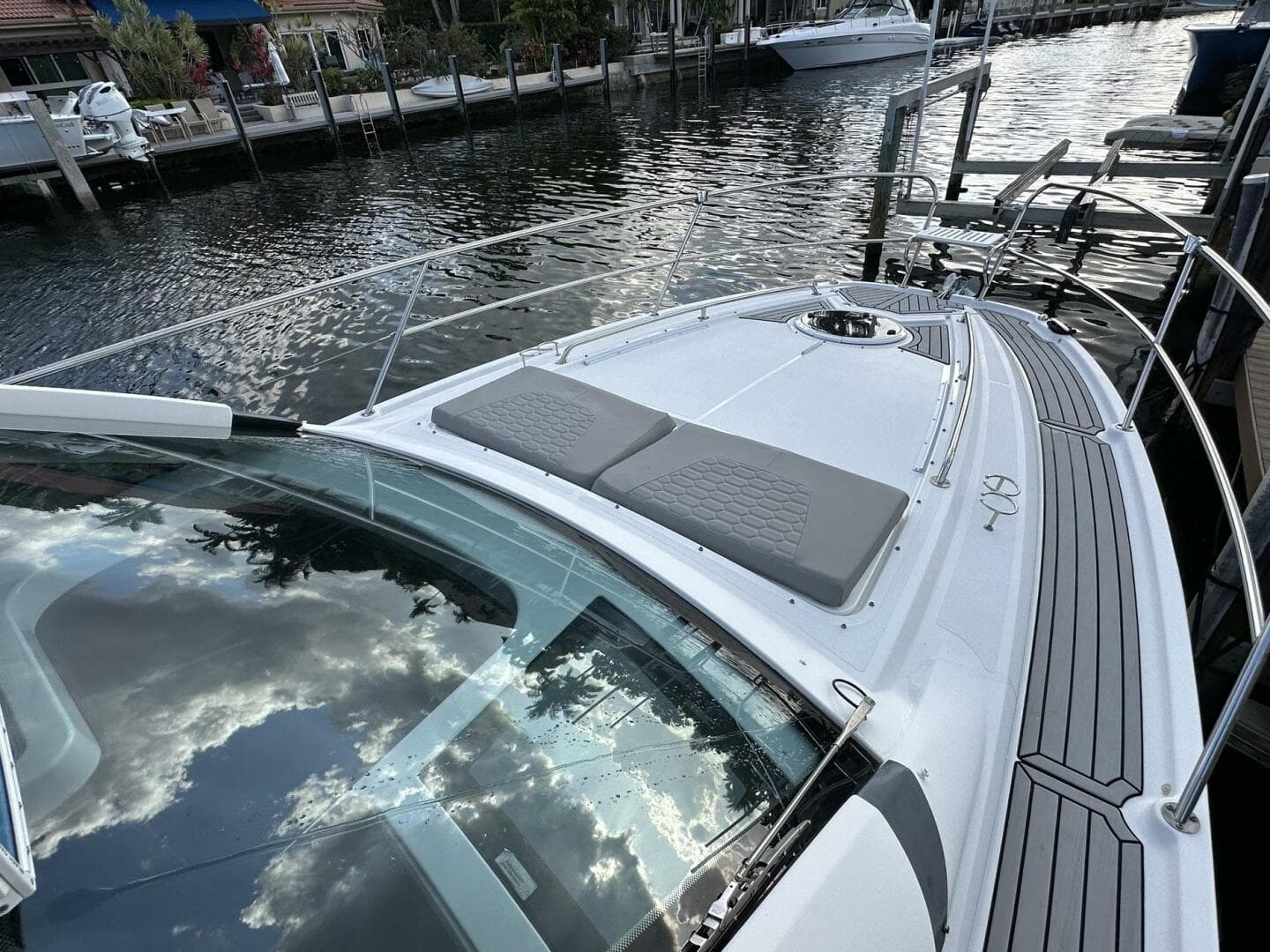 2020 Four Winns Vista 355 Coupe — photo 8