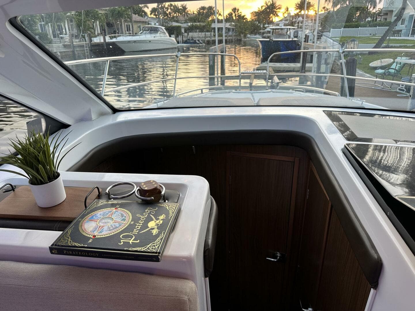 2020 Four Winns Vista 355 Coupe — photo 32