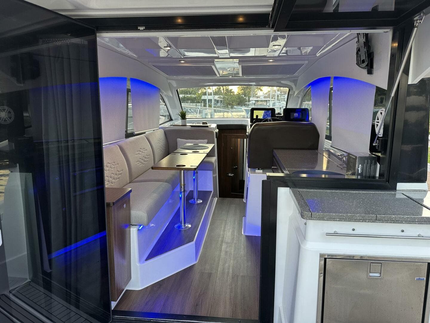 2020 Four Winns Vista 355 Coupe — photo 21