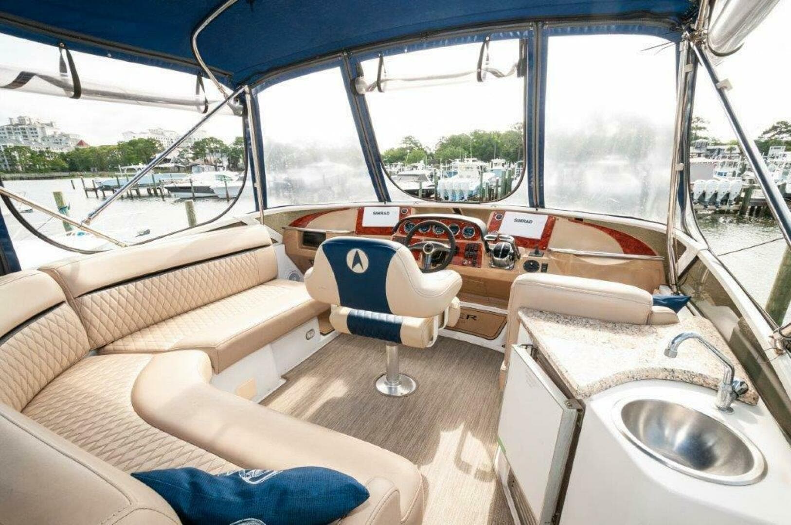 2002 Carver 444 Cockpit — photo 3