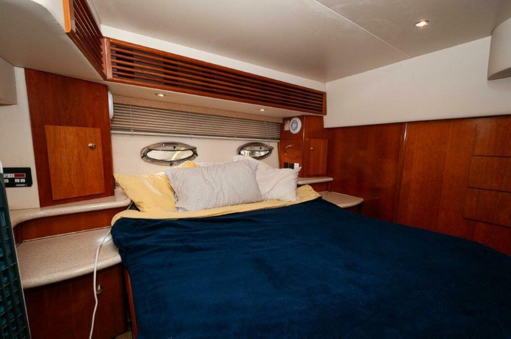 2002 Carver 444 Cockpit — photo 17