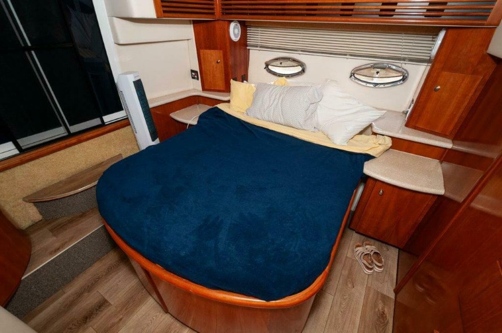 2002 Carver 444 Cockpit — photo 4