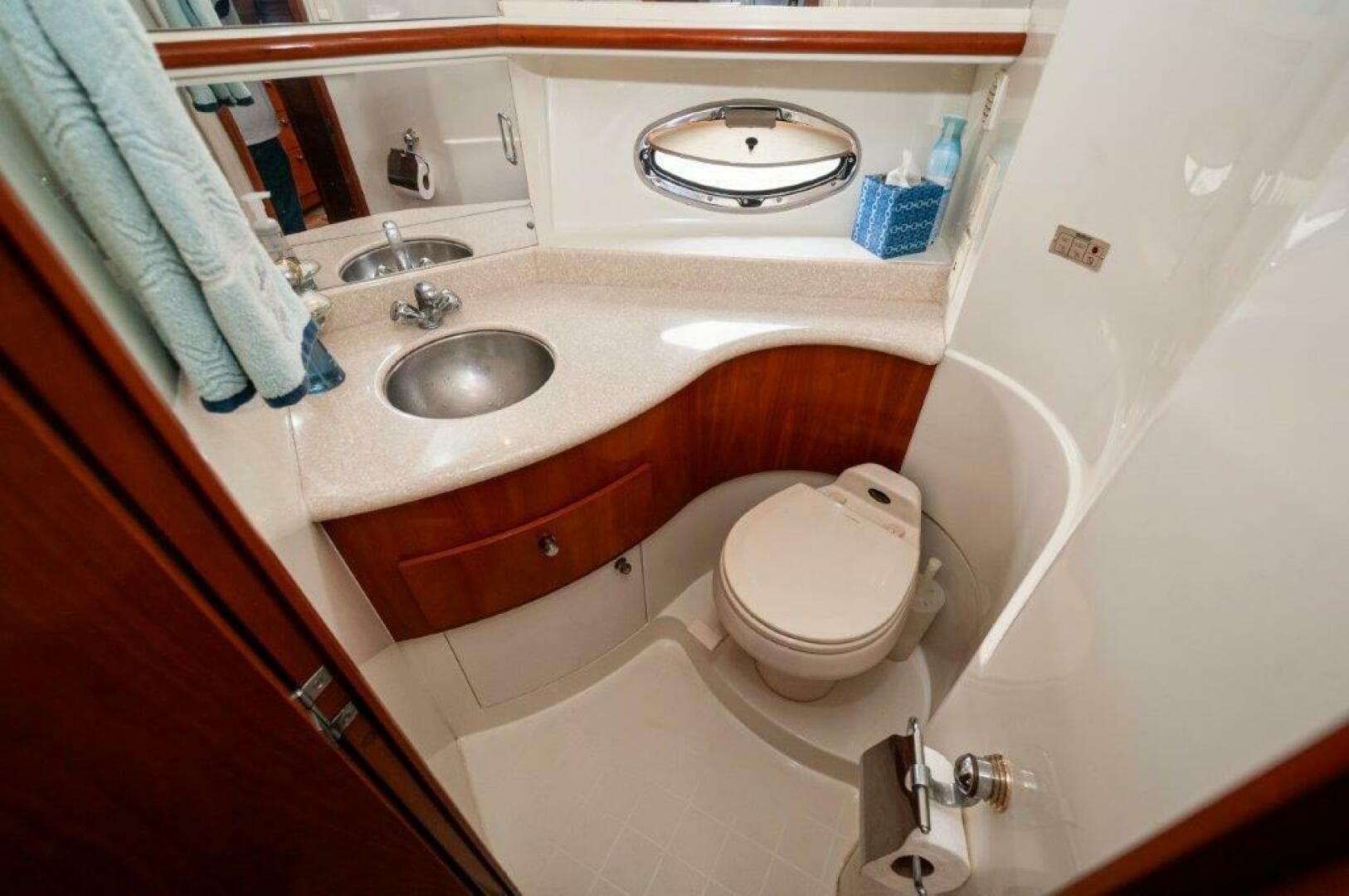 2002 Carver 444 Cockpit — photo 21