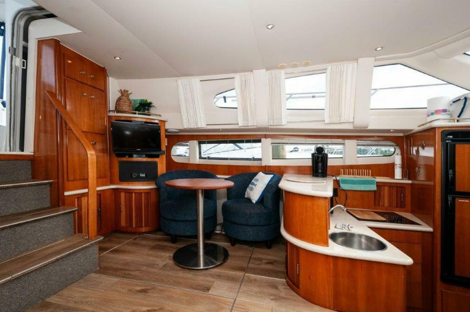 2002 Carver 444 Cockpit — photo 10