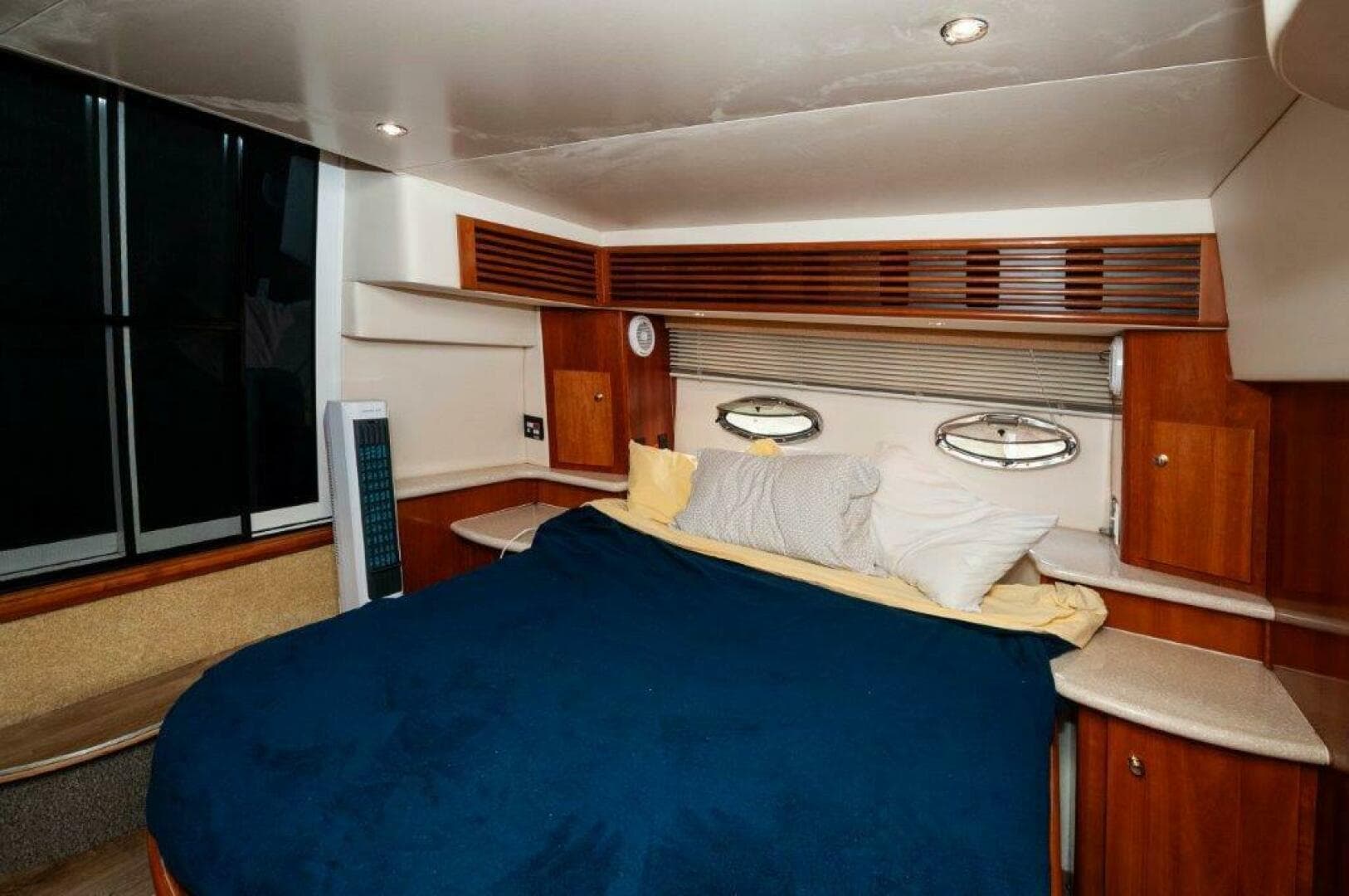 2002 Carver 444 Cockpit — photo 19