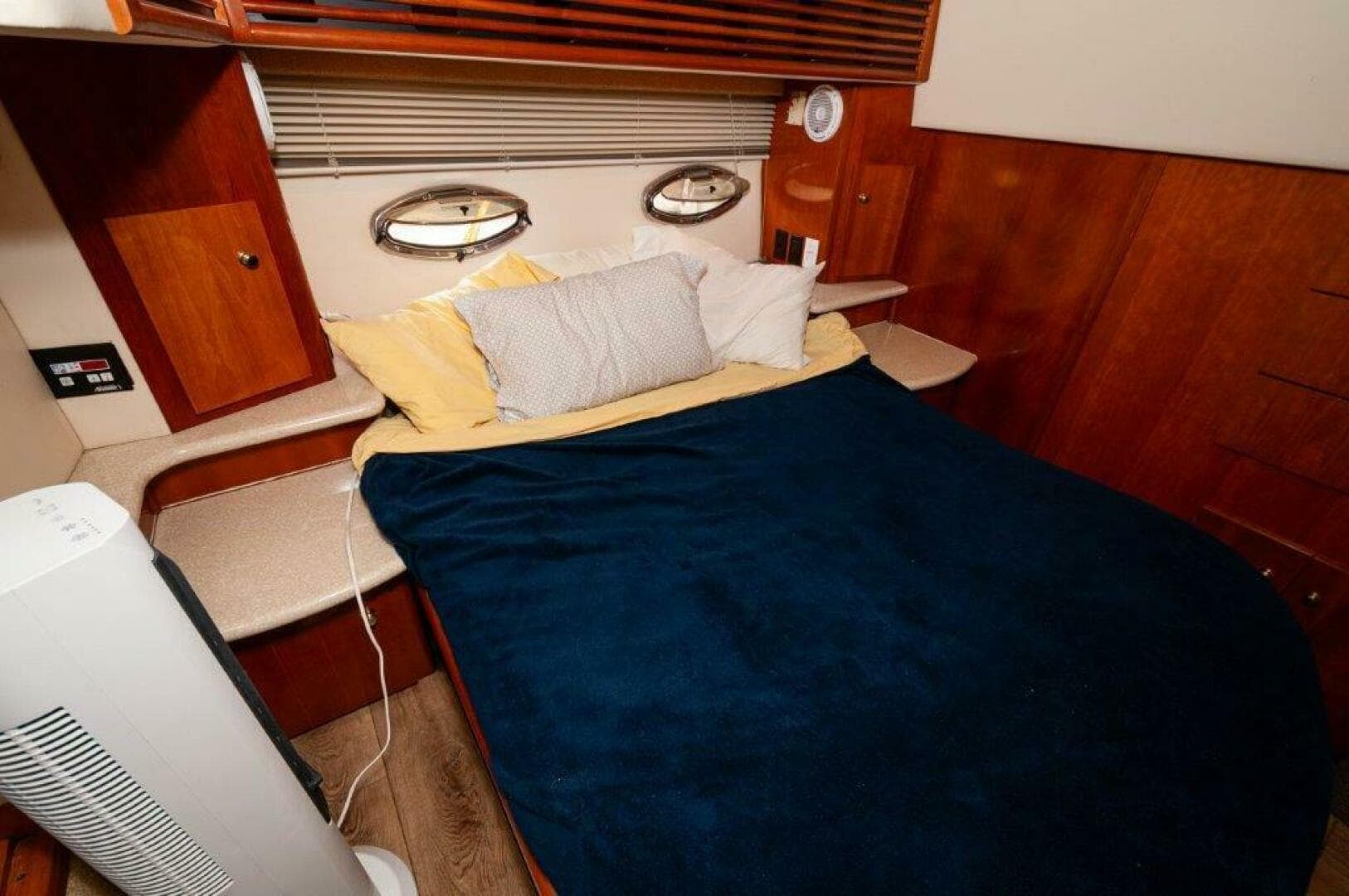 2002 Carver 444 Cockpit — photo 18