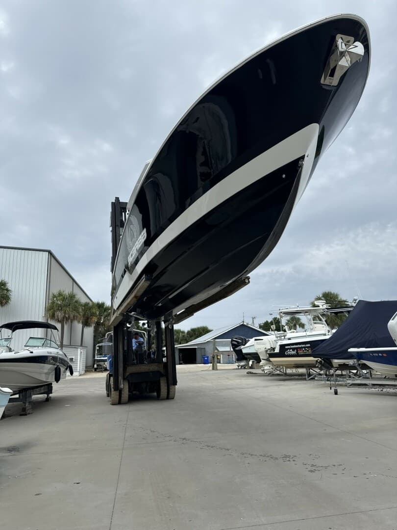 2023 Wellcraft 352 Fisherman Center Console — photo 2