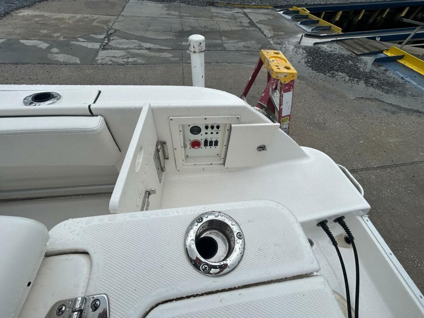 2022 Robalo R242 Center Console — photo 6