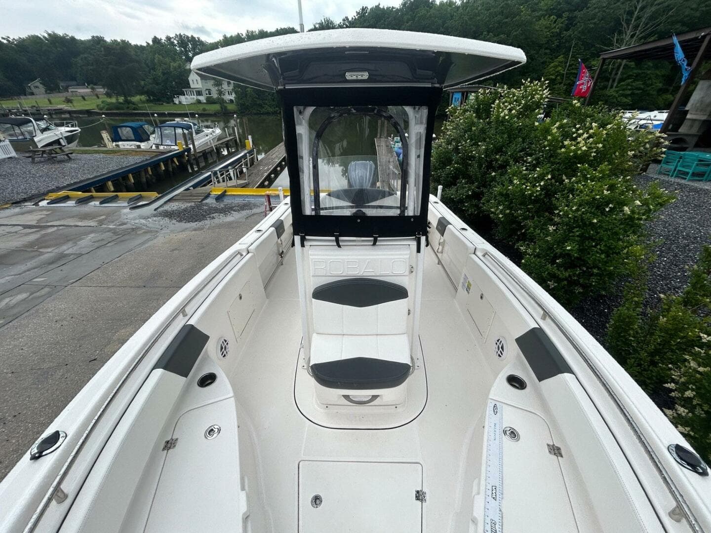 2022 Robalo R242 Center Console — photo 18