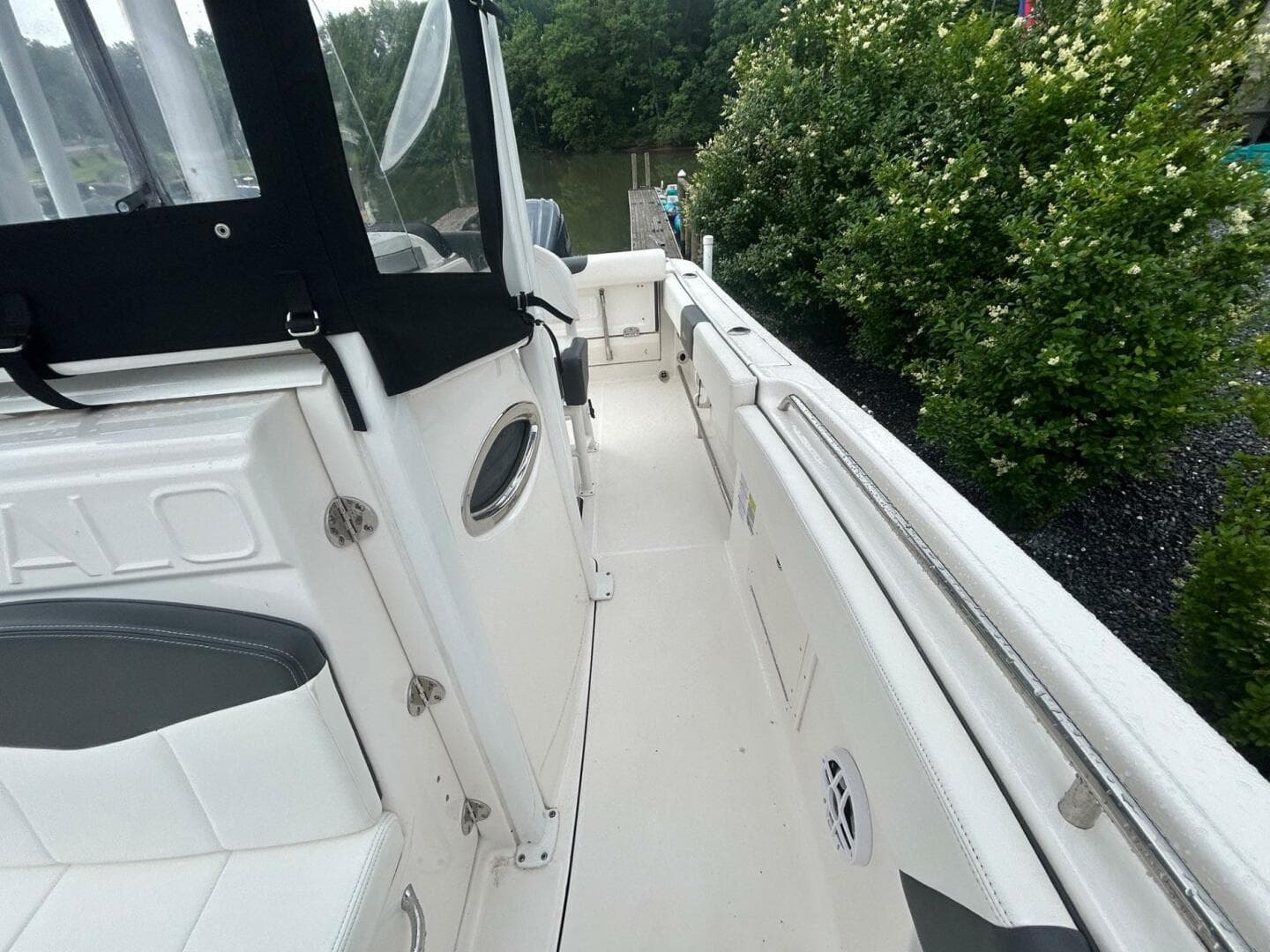 2022 Robalo R242 Center Console — photo 19