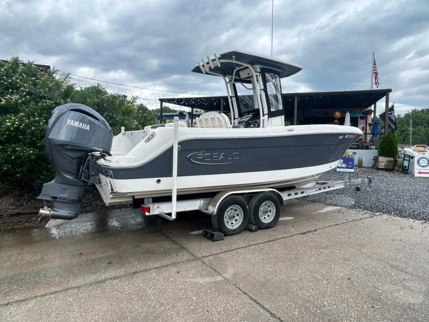 2022 Robalo R242 Center Console — photo 2