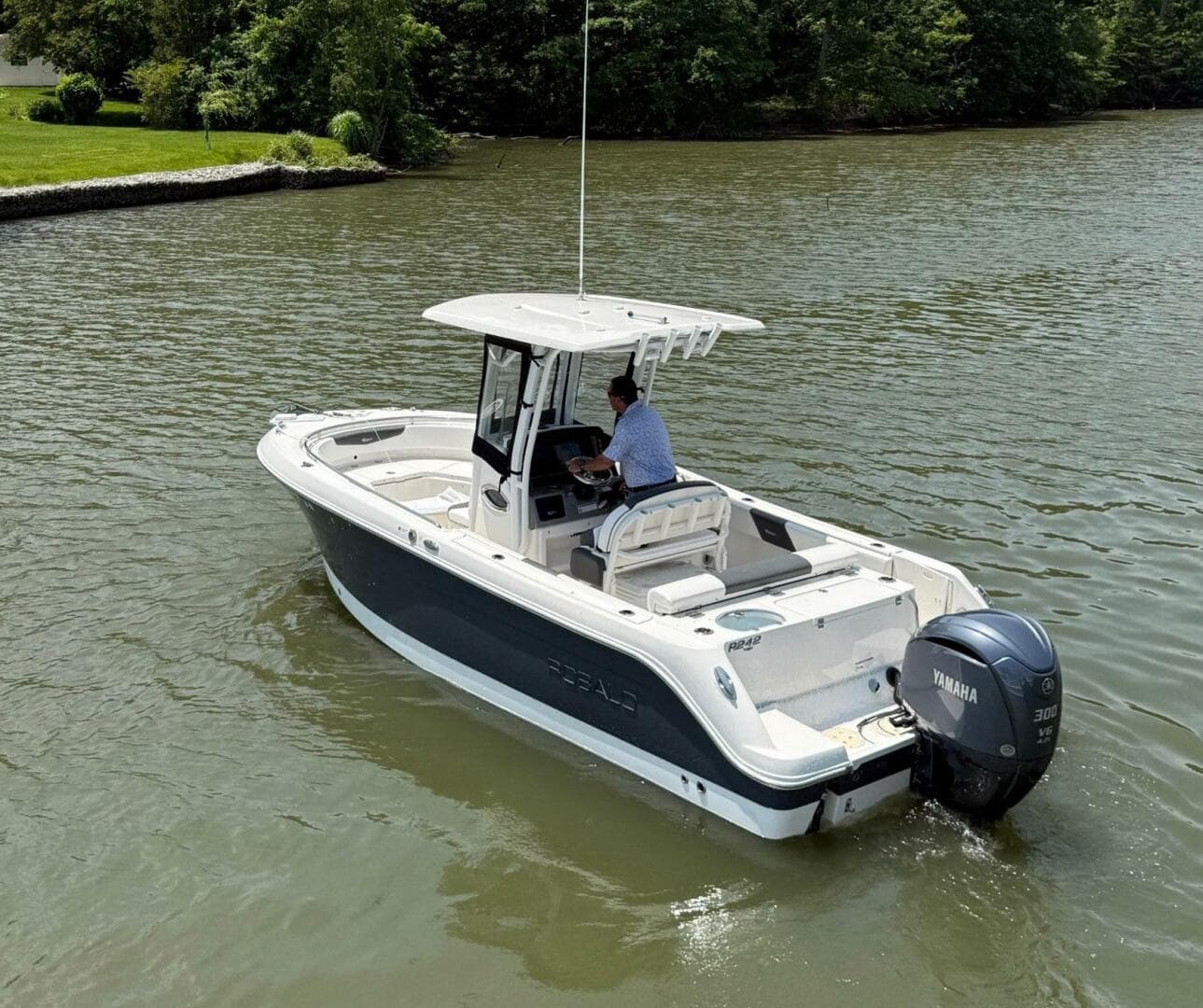 2022 Robalo R242 Center Console — photo 28