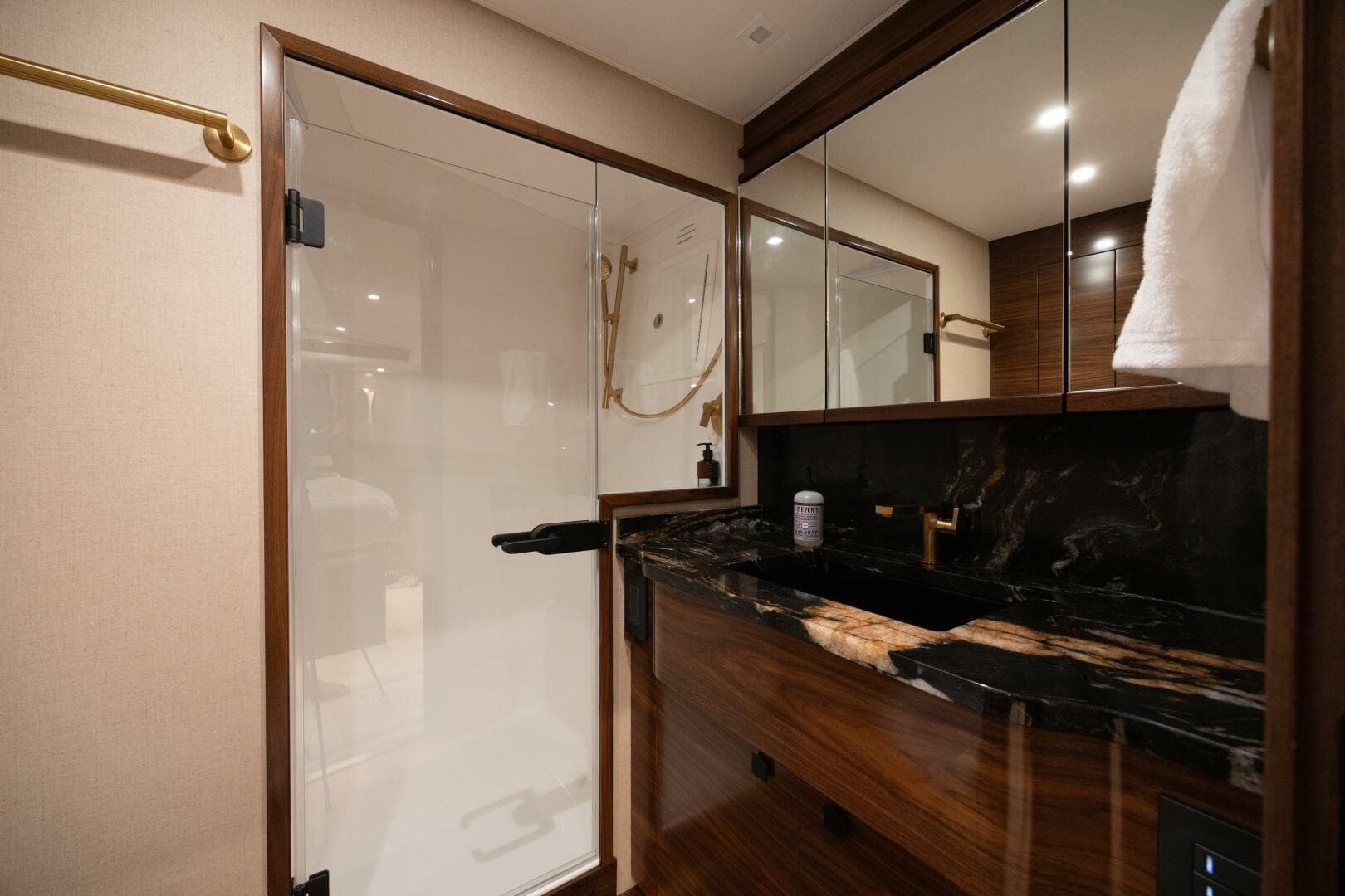 2025 Viking 82 Convertible — photo 34