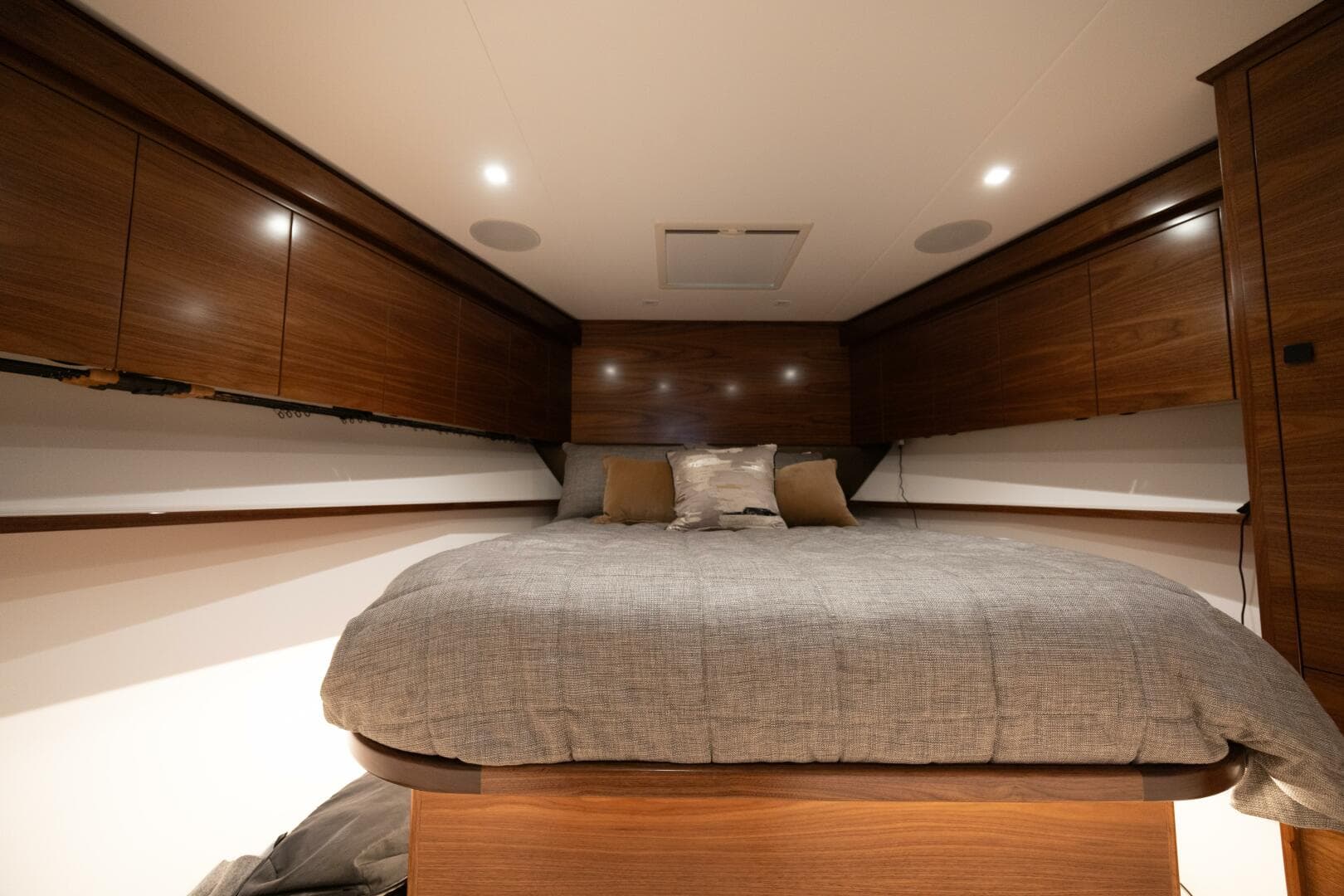 2025 Viking 82 Convertible — photo 23