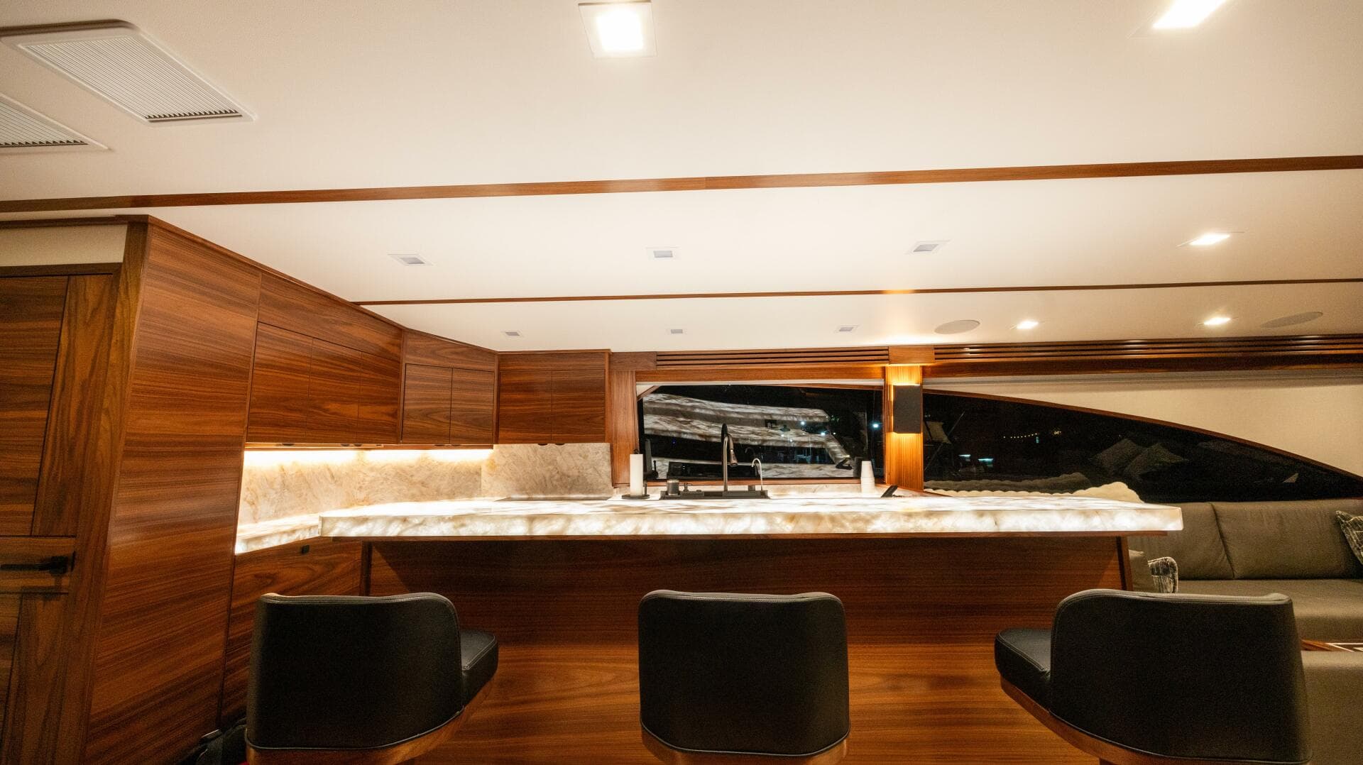 2025 Viking 82 Convertible — photo 10