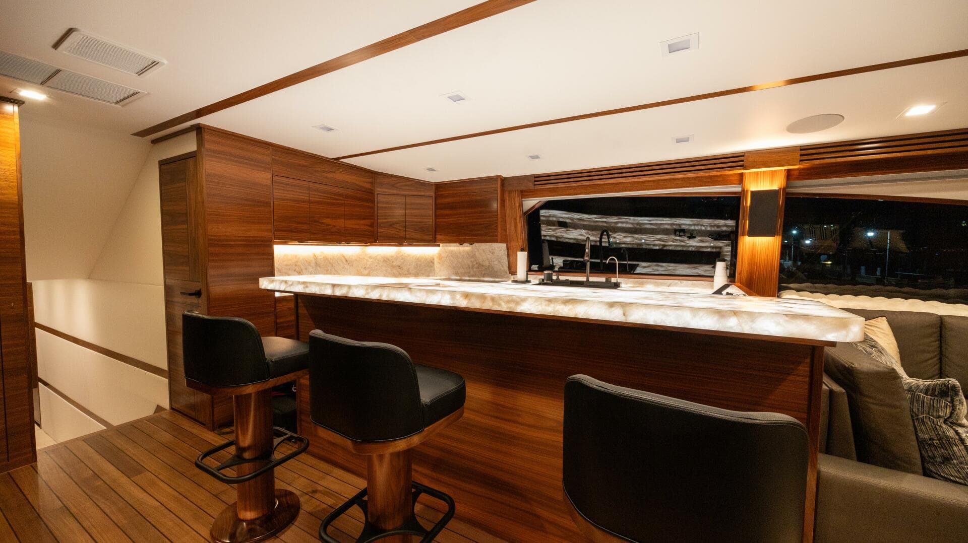 2025 Viking 82 Convertible — photo 8