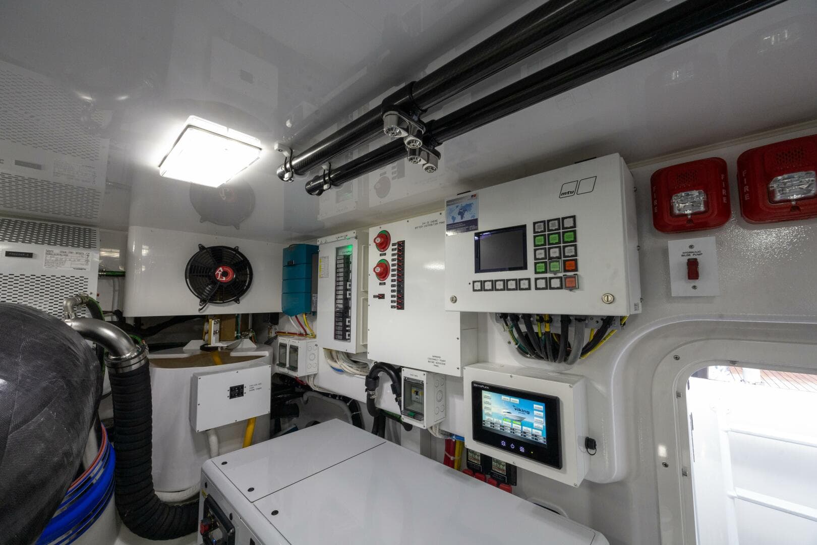 2025 Viking 82 Convertible — photo 67