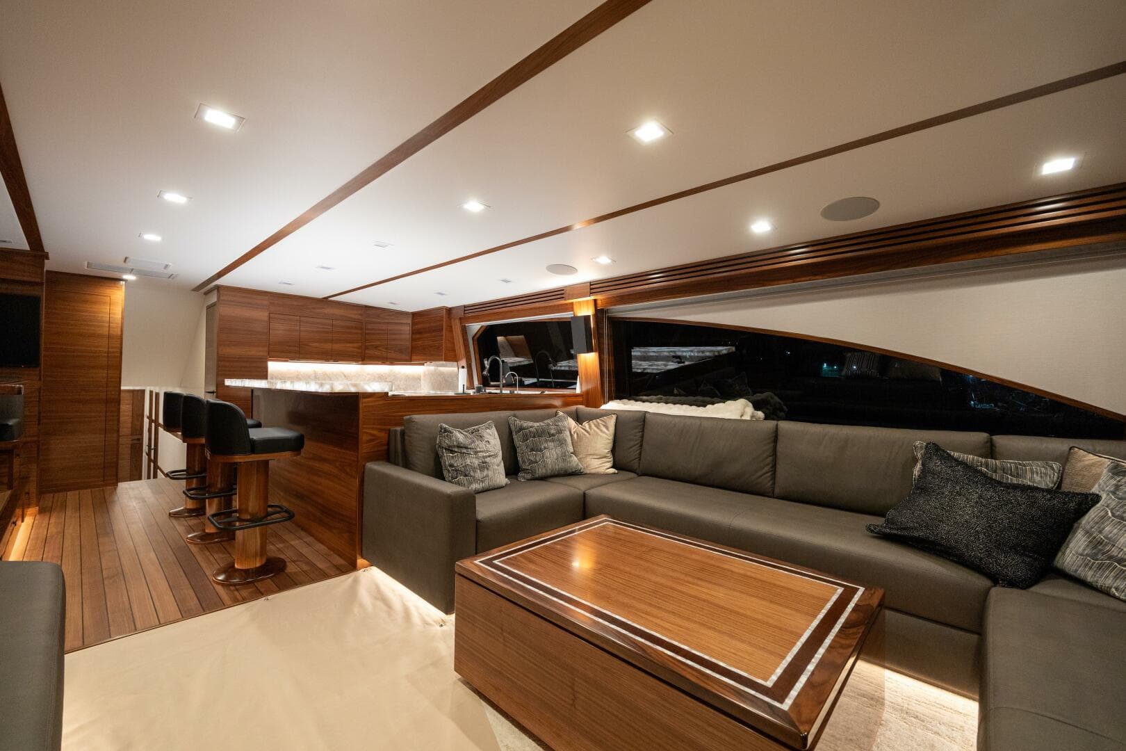 2025 Viking 82 Convertible — photo 2