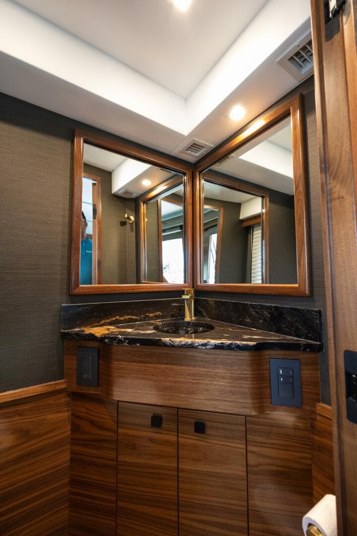 2025 Viking 82 Convertible — photo 17